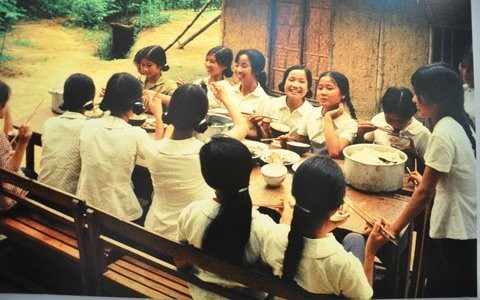 Các nữ sinh trường Múa với bữa cơm đạm bạc