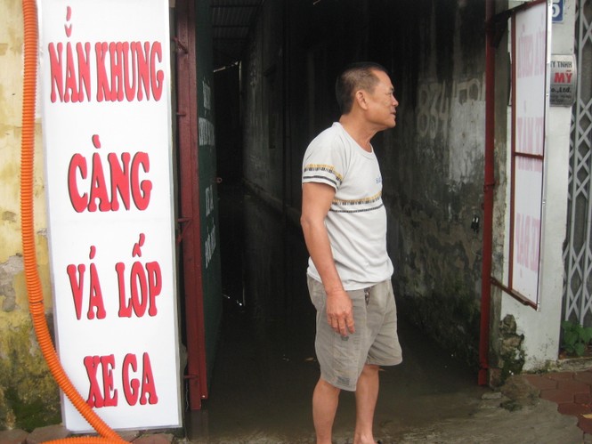 Ngõ trong nhà dân cũng biến thành sông