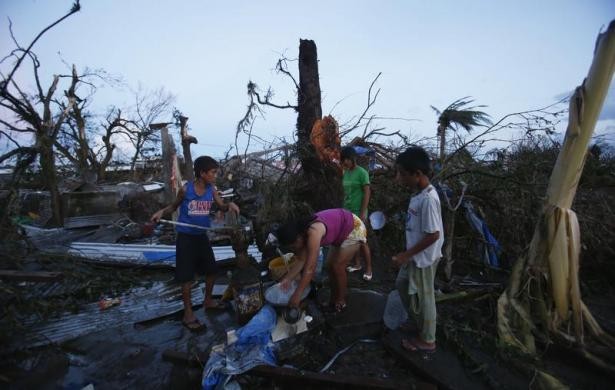 Những đứa bé Philippines mong muốn tìm thấy những đồ dùng còn sót lại sau cơn bão