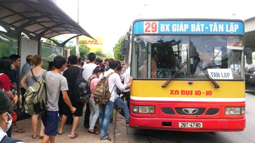 Các tuyến xe buýt luôn trong tình trạng quá tải