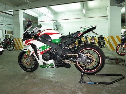 Chiếc Honda CBR1000RR được chủ nhân độ thêm nhiều đồ chơi hàng hiệu, theo phong cách Prototype của đội đua Tenkate SBK Team