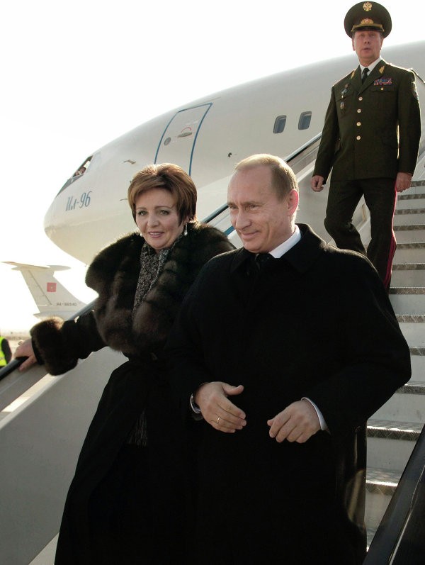 Sau 30 năm chung sống, vợ chống tổng thống Putin đã có hai người con gái. Ảnh chụp vợ chồng tống thống Putin tại Madrid, Tây Ban Nha hồi tháng 2 năm 2006