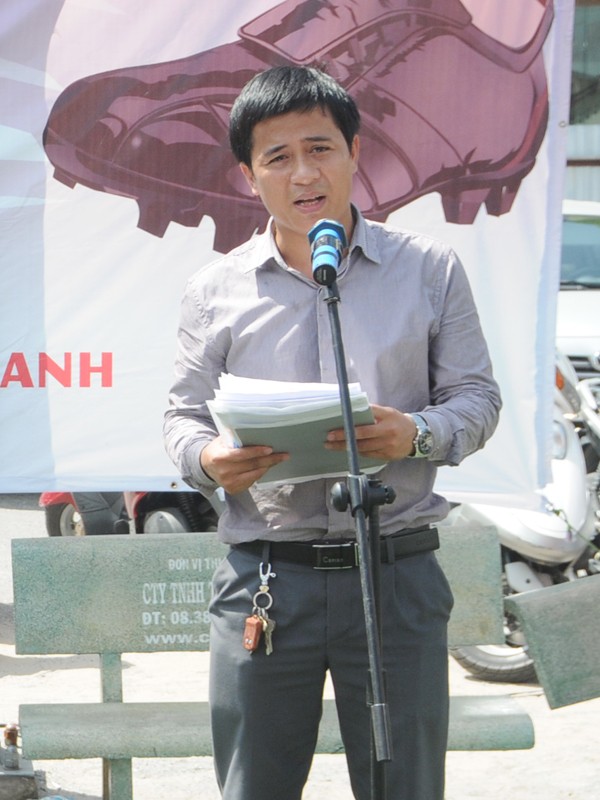 Nhà báo Phong Cầm - Phó Bí thư Chi đoàn báo Tiền Phong phát biểu lễ bế mạc