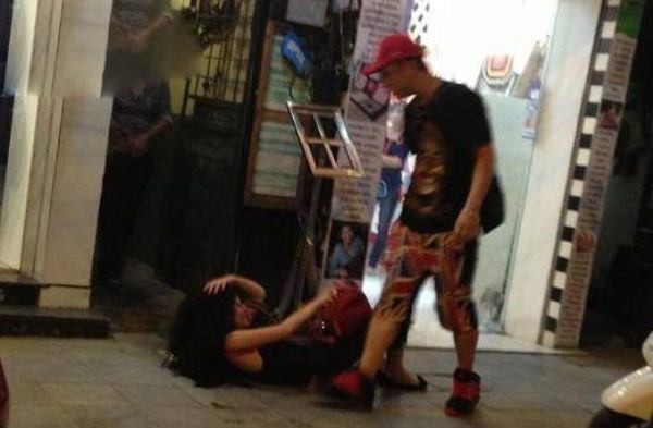 Chuyện tình của cặp đôi Andrea, Yanbi là scandal người nổi tiếng ầm ĩ nhất năm nay. Sau bức ảnh xô xát của đôi bạn trẻ tại phố Hàng Trống hồi tháng 11 được truyền đi, vô số những câu hỏi về tình cảm và đời sống thực của hai bạn trẻ này khiến dư luận tò mò. Tình yêu của họ là điểm nóng trong nửa cuối năm 2013