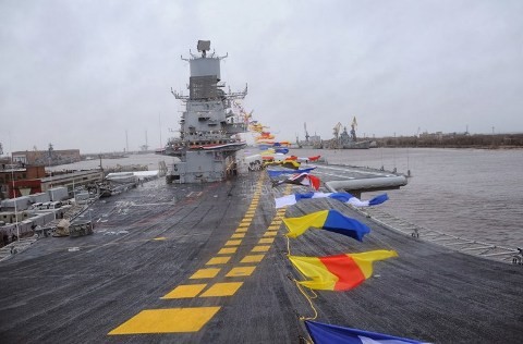 Hình ảnh trên mặt boong tàu sân bay INS Vikramaditya với 2 đường cất cánh (màu vàng) có thể cho 2 tiêm kích MiG-29K cất cánh cùng lúc (tất nhiên một cái chạy trước, một cái chạy sau)