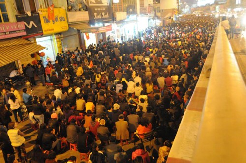 Đến hơn 8h tối, lễ cầu an mới kết thúc