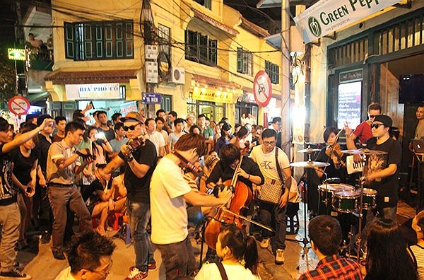 Các bạn trẻ của dàn nhạc giao hưởng trẻ nhất Việt Nam Rhapsody Philharmonic biểu diễn ngắn trên phố Tạ Hiện (Hà Nội)