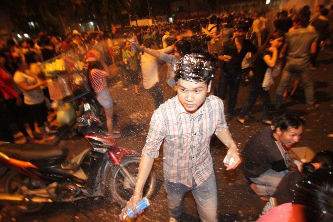 Cảnh rượt đuổi nhau diễn ra hỗn loạn trên phố
Bài viết: http://news.zing.vn/Thieu-nu-phat-khoc-vi-tro-dua-xit-tuyet-qua-da-o-TPHCM-post380255.html#category_featured.noibat
Nguồn Zing News