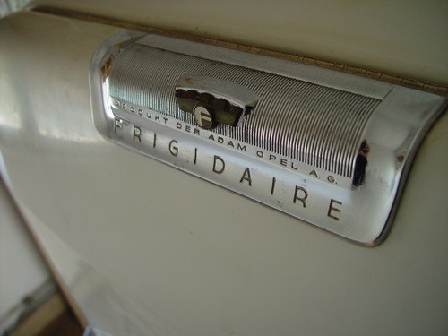 8. Frigidaire Năm thành lập: 1918 Lĩnh vực: trang thiết bị Công ty mẹ hiện tại: AB Electrolux Trụ sở chính hiện tại: Thụy Điển Công ty tủ lạnh Guardian được thành lập năm 1916, chuyên sản xuất thiết bị tủ ướp lạnh bằng điện tiên tiến. Trước khi có phát minh này, người tiêu dùng thường phải giữ thức ăn bằng những hộp đá lạnh. Chỉ hai năm sau đó, hãng ô tô General Motors đã mua nhà sản xuất tủ lạnh này và đặt tên là Frigidaire. Nhiều thập kỷ sau đó, General Motors thường xuyên cạnh tranh thị phần với Kelvinator và General Electric trong thị trường máy lạnh đầy lợi lộc. Năm 1979, một công ty Mỹ có tên White Consolidated Industries đã mua lại Frigidaire. Tuy nhiên, 7 năm sau đó, công ty lại được nhà sản xuất ứng dụng đa quốc gia đến từ Thụy Điển, AB Electrolux mua lại
