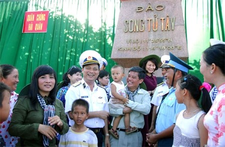 Đồng chí Nguyễn Văn Đua, Phó bí thư Thường trực TP Hồ Chí Minh và Chuẩn đô đốc Đinh Gia Thật, Chính ủy Hải quân với quân dân đảo Song tử Tây