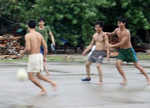 Không thiếu những tiếng cười vui vẻ trên sân đấu độc đáo này