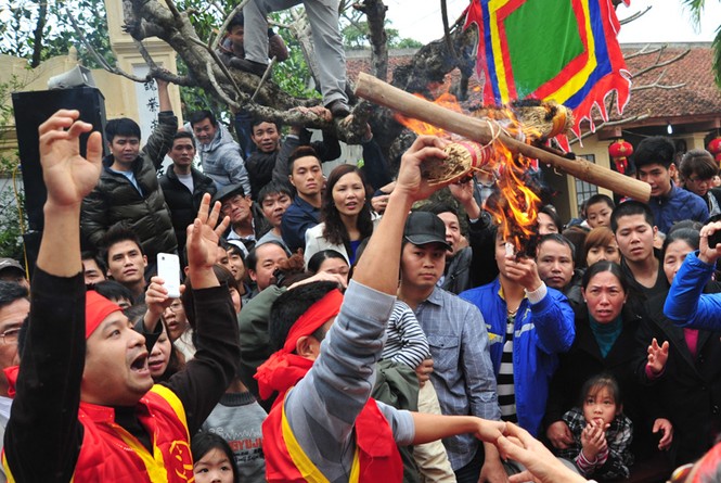 Lửa bùng lên