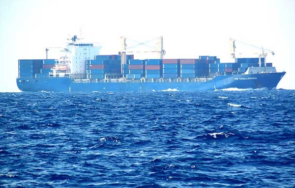 Trong ba tàu này, ở giữa là tàu CMA CGM Berlioz, bên trái là một chiếc tàu chở hàng khô không rõ tên, bên phải là tàu HS Challenger (Liberia)