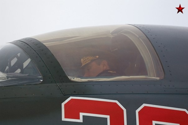 Vị trí ngồi của 2 phi công trên Su-34 được xếp cạnh nhau thay vì trước sau như các loại máy bay 2 chỗ ngồi khác