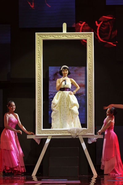 Hồng Nhung hát Triệu đóa hồng, I’d give my life for you... với chất giọng ngọt ngào, trong trẻo