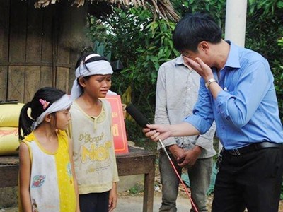 Phóng viên Đài PTTH Hà Tĩnh bật khóc khi phỏng vấn hai bé gái mồ côi ở Hương Khê. Trong ảnh, chị em cô bé Nguyễn Thị Mai (12 tuổi) và Nguyễn Thị Hạnh (8 tuổi) là hai trong số 6 em mồ côi cả cha lẫn mẹ ở xóm Thái Thượng, xã Lộc Yên (Hương Khê, Hà Tĩnh). Ảnh: Facebook