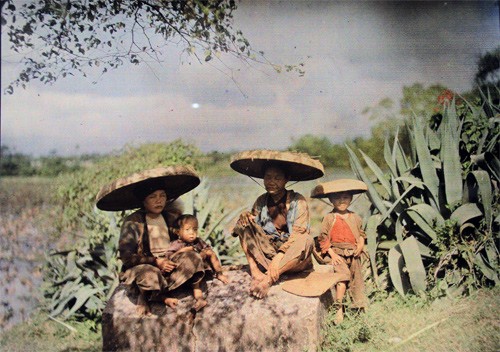 Bốn mẹ con người ăn mày mù lòa ngồi cạnh hàng rào dứa gai xin lòng thương của phật tử tới chùa