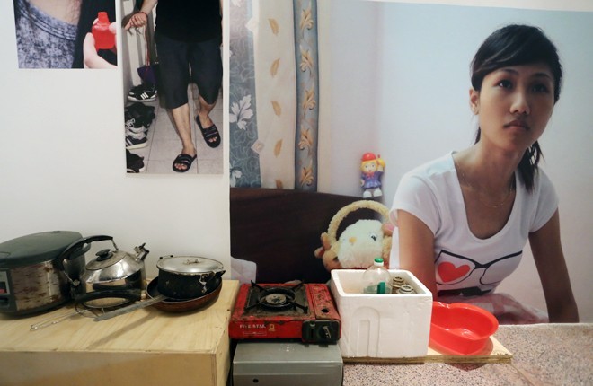 Kèm theo đó là chiếc bếp ga mini cùng những chiếc nồi, xô chậu