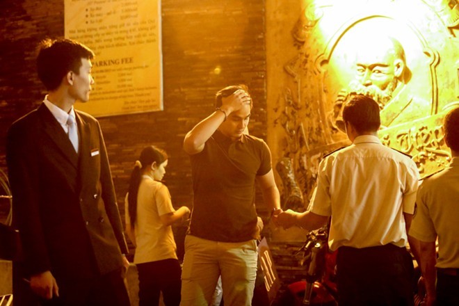 Anh chàng lấy vé xe cẩn thận...