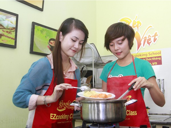 Các thí sinh Faclook 2012 đã có thời gian thể hiện tài bếp núc