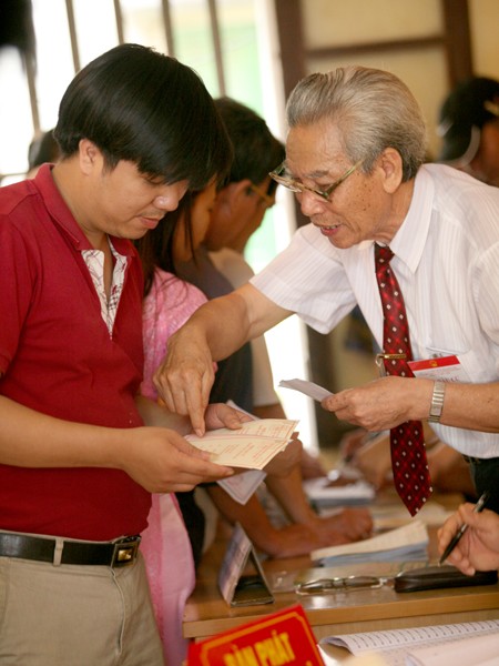 Hướng dẫn cử tri bỏ phiếu