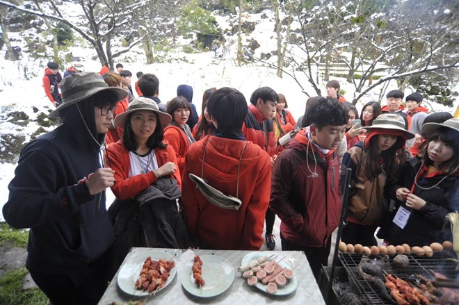 Trưa 16/12, du khách vẫn đổ về trung tâm thị trấn
Bài viết: http://news.zing.vn/Khach-du-lich-do-xo-len-Sa-Pa-trong-tuyet-trang-post377656.html#home_featured.noibat
Nguồn Zing News