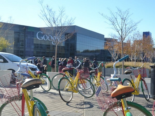Những chiếc xe đạp của nhân viên được thiết kế màu giống logo Google trước hội sở. (Ảnh: Quang Tuyến/Vietnam+)