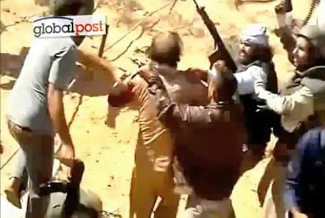 Gaddafi bị bắt sống khi đang cố chạy trốn trong ống cống thoát nước