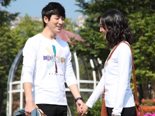 Nam thứ điển trai Lee Jun Hyuk của City Hunter có vai diễn đầu tiên trên màn ảnh nhỏ Trung Quốc với bộ phim thần tượng Một nửa đồng thoại (Half a Fairytail), đóng cùng các sao Hoa ngữ như Trương Quân Ninh, Chu Tử Kiêu, Trương Hàn, Trịnh Sảng. Nhân vật của anh là một chàng trai có ngoại hình lạnh lùng trầm tĩnh rất được lòng khán giả nữ