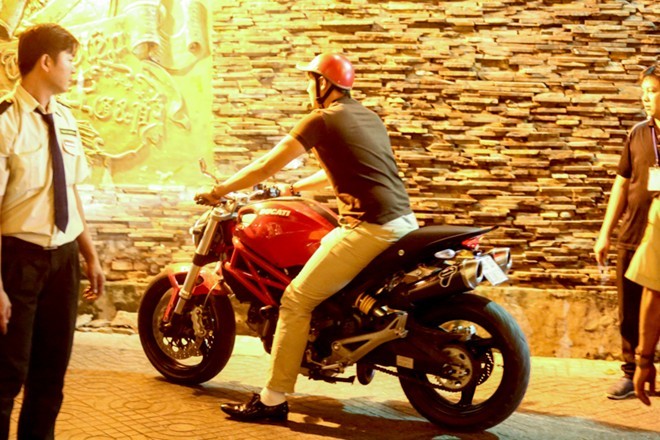Việc Baggio xuất hiện cùng chiếc Ducati màu đỏ có tiếng nẹt pô đã thu hút sự chú ý của rất nhiều người