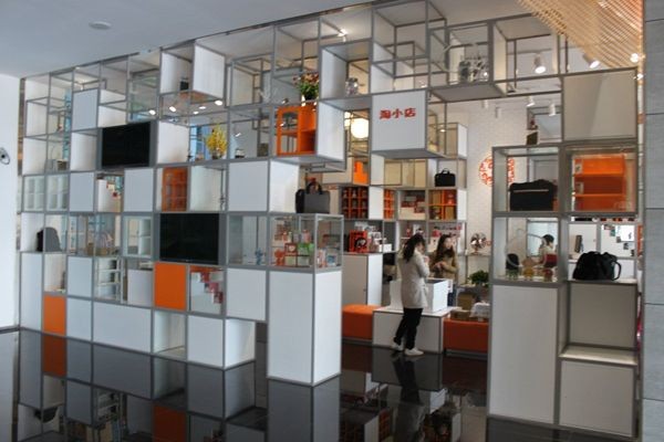 Gần đó là cửa hàng bán quà tặng
