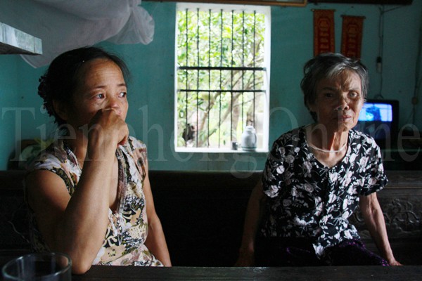 Bà Phạm Thị Hanh - mẹ em Đặng Minh Hậu kể hoàn cảnh gia đình với phóng viên. Hiện, cả gia đình bà đang ở nhờ nhà ông nội của Hậu. Ngồi bên cạnh bà Hanh là bà nội của Hậu - bị hỏng một mắt đã 30 năm nay, thường xuyên đau yếu, phải chăm sóc hàng ngày. Ngồi nghe chuyện, dù không còn minh mẫn, thỉnh thoảng, nước mắt của bà nội em Hậu lại rơi, thương cảm hoàn cảnh gia đình. Ảnh: Trường Phong