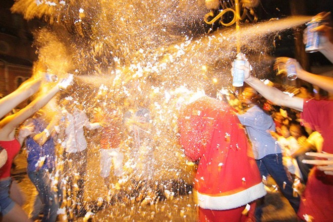 Một ông già Noel đi phát quà bị nhiều bạn trẻ vây lấy, đua nhau xịt bọt tuyết lên người.
Bài viết: http://news.zing.vn/Thieu-nu-phat-khoc-vi-tro-dua-xit-tuyet-qua-da-o-TPHCM-post380255.html#category_featured.noibat
Nguồn Zing News