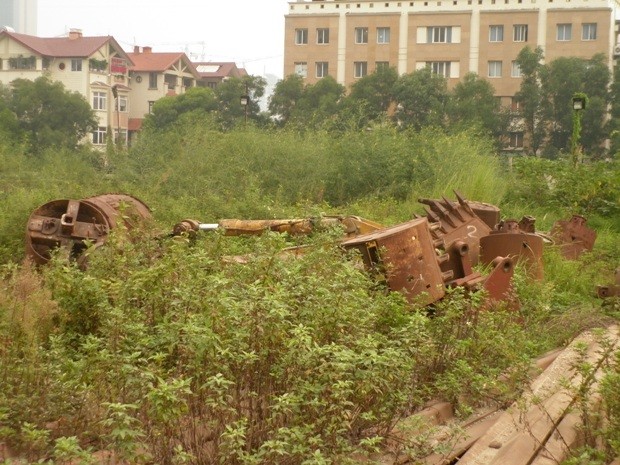 Máy móc, sắt thép bị vùi lấp trong c