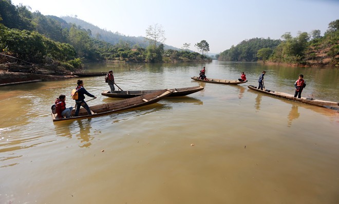 Để đến trường các em học sinh phải chèo thuyền qua hồ Cấm Sơn, đây là một trong 3 hồ chứa lớn nhất miền Bắc. Hồ nằm giữa tỉnh Bắc Giang và Lạng Sơn có chiều dài lên tới 30 km, nơi rộng nhất 7 km, độ sâu trung bình từ 40 - 80m
