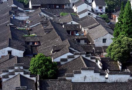 Hiện thị trấn có khoảng 2.500 gia đình sinh sống và họ vẫn gìn giữ được nét văn hóa của