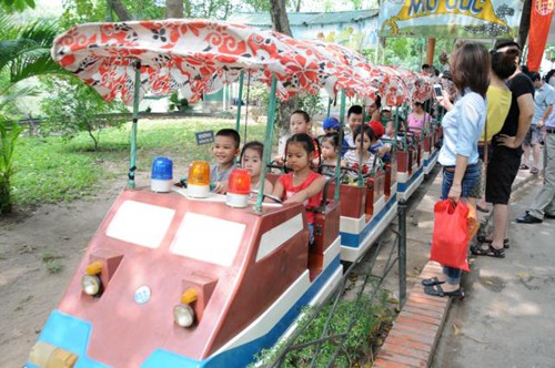 Đủ các trò từ cưỡi ngựa, đu quay, lái tàu điện, chơi bong bóng nước, tô vẽ hình