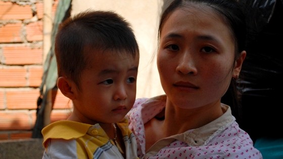 Trong khi đó chị Phan Thị Mỹ Dung cũng có con là cháu Hà Phan Quốc Khang (2 tuổi) cũng gửi tại nhà trẻ này. Chị cũng chết lặng khi chứng kiến những đoạn phim trên mạng