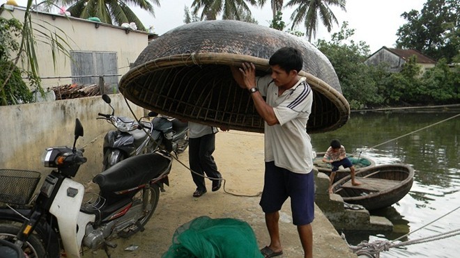 Tại âu thuyền Phước Lộc, xã Tam Tiến sáng nay hàng trăm ngư dân đã đưa khoảng 70 chiếc tàu, thuyền neo đậu. Ngư dân tên Tiến nói: “Toàn bộ tàu thuyền ở xã Tam Tiến gần như được đưa vào âu thuyền này trú bão. Một giờ chiều nay theo thông báo tất cả người dân ở đây phải di dời lên Tam Kỳ. Nhưng phụ nữ, trẻ em và người già đi còn đàn ông ở lại dưới tàu thuyền để giữ tài sản”