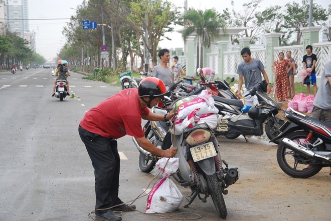 Tại Đà Nẵng, xác định cơn bão này có thể “quét sạch” các khu vực gần biển, sáng nay người dân TP đã đi chở các bao tải cát, mua dây thép để về chằng chống nhà cửa
