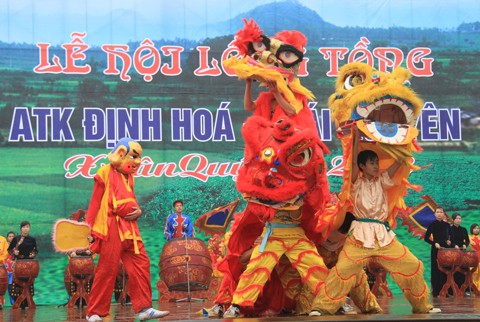 Múa rồng, múa lân trong lễ khai mạc. Ảnh: Trường Phong