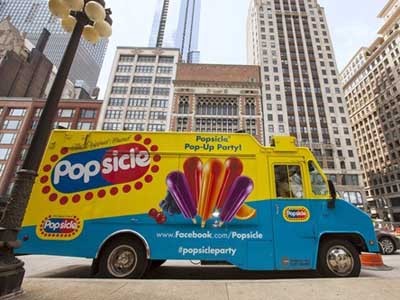 9. Popsicle Năm thành lập: 1923 Lĩnh vực: Sản xuất kem Công ty mẹ hiện tại: Unilever Trụ sở hiện tại: Anh Popside được quảng cáo là một “vị Mỹ cổ điển”, bắt đầu bước chân vào kinh doanh một cách bất ngờ khi cậu bé Frank Epperson bỏ một cái que vào cốc soda để ngoài nhiệt độ giá lạnh. Từ đó, công ty sản xuất nước trái cây đông lạnh có que cầm tiện lợi ra đời dưới tên Popsicle. Trong quá trình đó, đã diễn ra cuộc chiến gay gắt về pháp lý giữa Popsocle và nhà sản xuất kem thời bấy giờ Good Humor. Cuối cùng, Good Humor đã mua Popside vào năm 1989. Sau này, Unilever tiếp tục mua lại Good Humor, bao gồm cả những chi nhánh con của công ty này