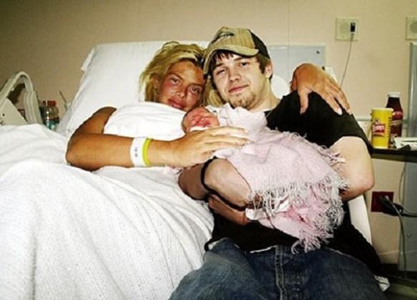 10. Anna Nicole, Daniel và Dannielyn Smith, In Touch Magazine, tháng 9 năm 2006 – 400.000 USD
Cuộc đời của Anna Nicole Smith giống như một vở Opera đầy bi kịch. Từng là người mẫu của Playboy, Anna lấy chồng năm 17 tuổi và có người con trai là Daniel. Sau đó, cô bỏ chồng và kết hôn với tỷ phú dầu mỏ J. Howard Marshall - người qua đời sau đó 13 tháng. Đến năm 2006, Daniel chết do dùng thuốc quá liều chỉ 3 ngày sau khi cô sinh con gái Dannielyn. Tạp chí In Touch Magazine sau đó đã trả cho bức ảnh hiếm hoi có mặt cả ba người nhà Anna cái giá 400.000 USD