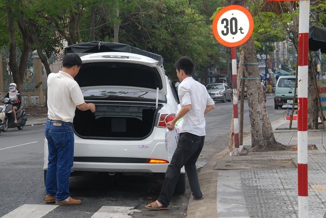 Dùng cả xe ô tô để chở cát