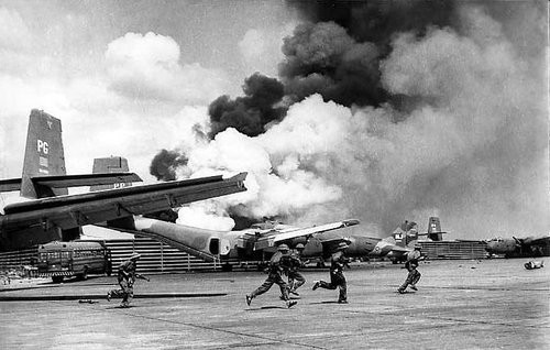 Các chiến sĩ Sư đoàn 10 Quân đoàn 3 đánh chiếm sân bay Tân Sơn Nhất ngày 30/4/1975