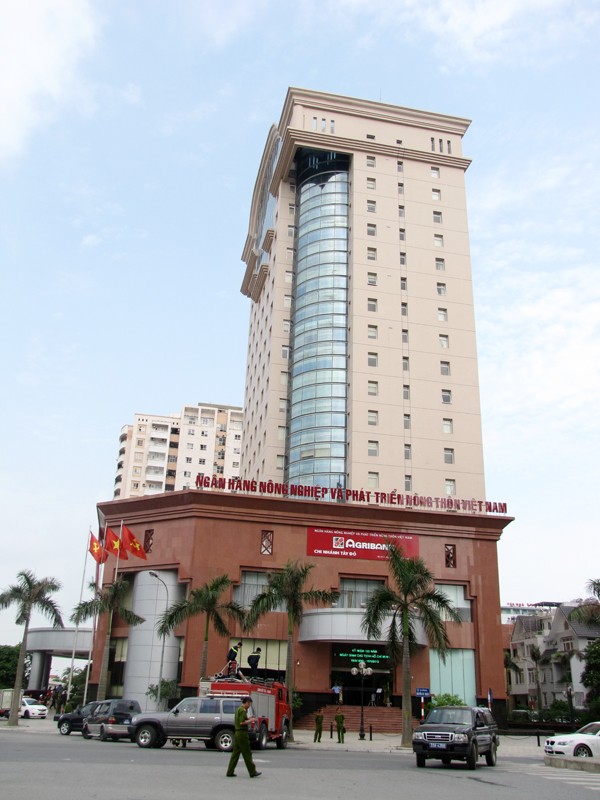 Kết thúc cuộc tổng kết diễn tập, đại tá Nguyễn Đức Chung, phó giám đốc Công an Hà Nội, đã đánh giá công tác diễn tập, đồng thời đưa ra các kiến nghị đối với lãnh đạo ngân hàng, doanh nghiệp, cơ sở kinh doanh, chế tác vàng bạc đá quý.
Theo đó, các đơn vị này cần đầu tư, tổ chức lắp đặt thiết bị an ninh, hệ thống báo động, camera có khả năng quan sát, ghi và lưu lại hình ảnh để phục vụ tốt công tác bảo vệ; thiết lập và duy trì đường dây nóng với công an cơ sở, phối hợp với cơ quan công an xây dựng phương án, kế hoạch phòng ngừa, bảo vệ và tuân thủ các hướng dẫn của cơ quan công an về công tác đảm bảo an ninh trật tự; bố trí lực lượng bảo vệ đủ về số lượng, có kiến thức về công tác bảo vệ...