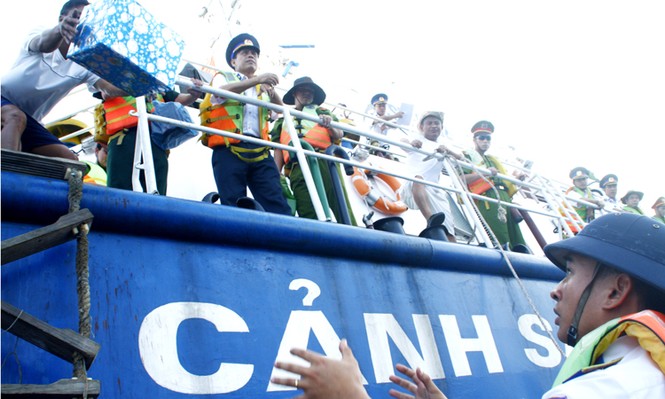 Tàu CSB vận chuyển hàng hóa, quà từ đất liền vào các đảo cho cán bộ, chiến sĩ và nhân dân trên quần đảo Trường Sa