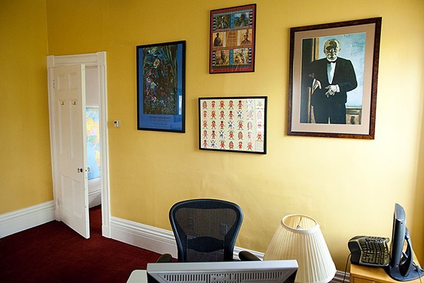 Trong khu nhà Warren House, Giáo sư Ngôn ngữ và Văn học Đức Maria Tatar (chương trình John L. Loeb) ở trong một văn phòng màu vàng vui vẻ, được trang trí với các áp phích đầy màu sắc, bao gồm một bản in bức chân dung tự họa của Max Beckmann từ bộ sưu tập trong bảo tàng Sackler Museum