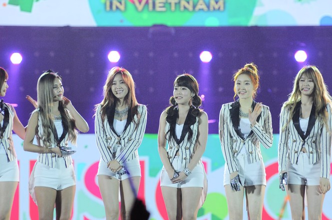 T-Ara quay lại và làm nóng sân khấu với ca khúc Sexy love. Sau đó là ca khúc Lovey Dovey.