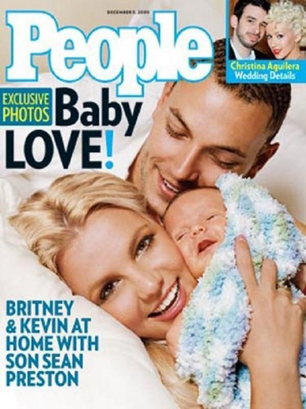 7. Britney Spears, Kevin Federline và Sean Preston Federline, People Magazine, Tháng 11 năm 2005 – 500.000 USD
Britney Spears vẫn luôn là cái tên được săn đón nhất làng nhạc Pop, bất kể đó là những thông tin về dự án âm nhạc hay đời tư của cô. Năm 2004, Britney kết hôn cùng Kevin Federline, cả hai đã có một đứa con là Sean Preston Federline. Vài tháng sau, tạp chí People Magazine đã đăng tải bức ảnh chụp ba người với giá 500.000 USD